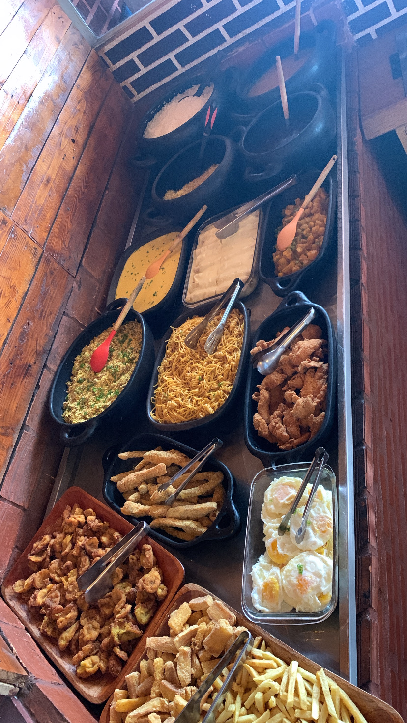 Buffet de almoço no fogão à lenha do Recanto Sertanejo
