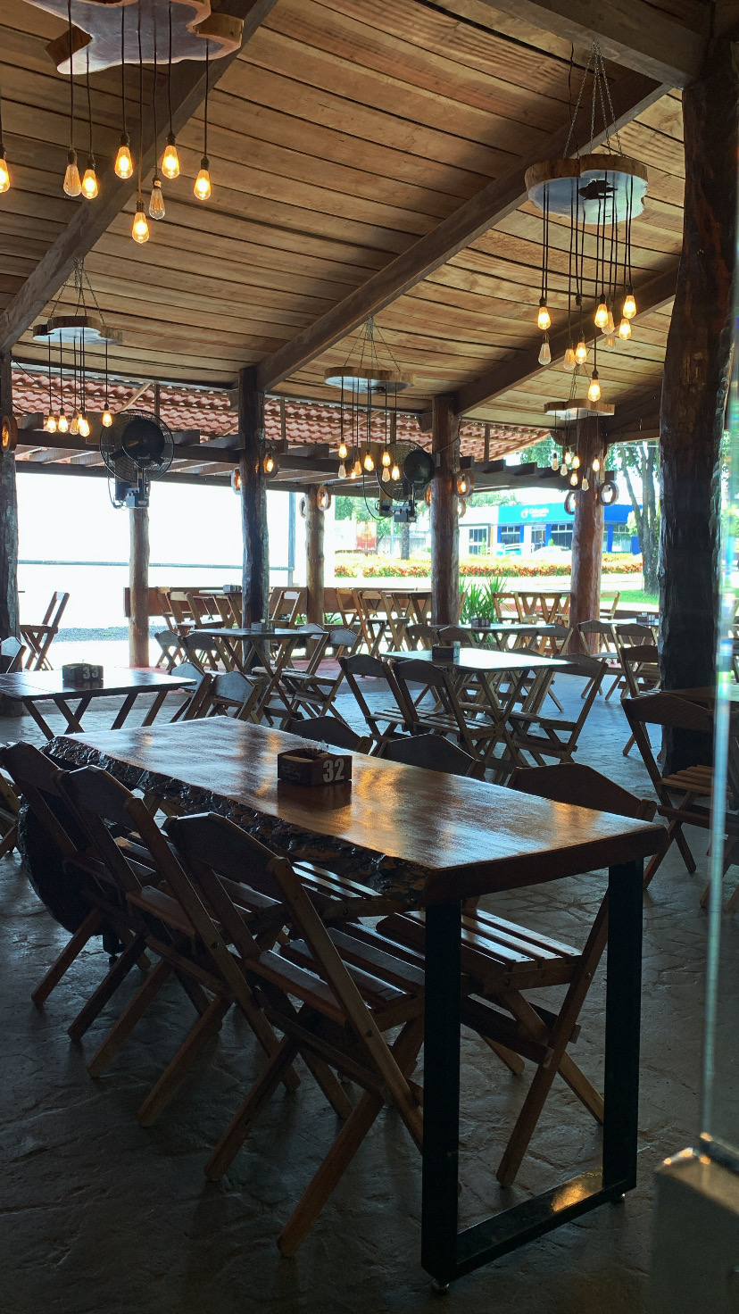 Ambiente do restaurante com iluminação quente